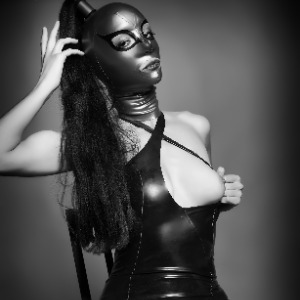 Dominatrix Isis